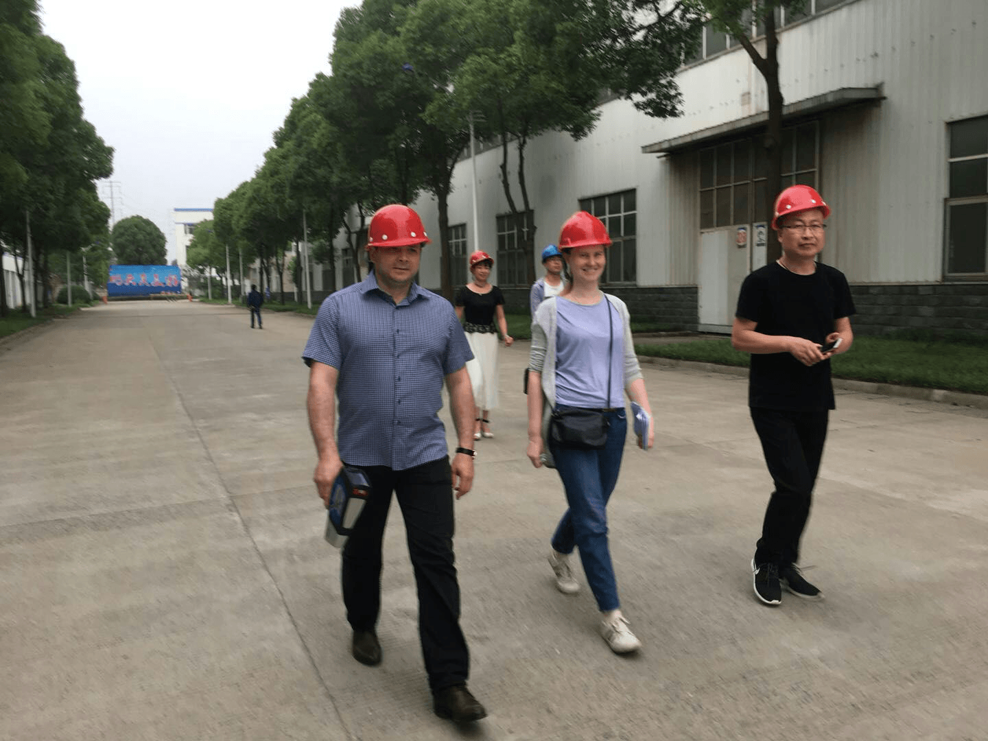 六一兒童節(jié)剛過(guò),江蘇江河就迎來(lái)了俄羅斯客戶來(lái)訪