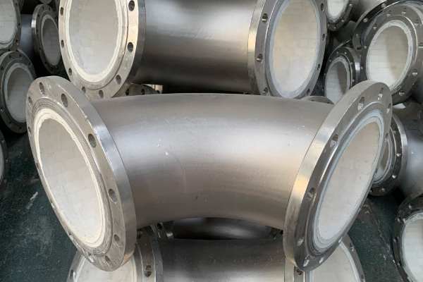 在工業(yè)生產(chǎn)中，物料輸送管道常常面臨磨損、腐蝕和高溫等復(fù)雜工況的挑戰(zhàn).為了滿足這些苛刻條件,物料管304管道+95氧化鋁陶瓷的組合應(yīng)運而生...