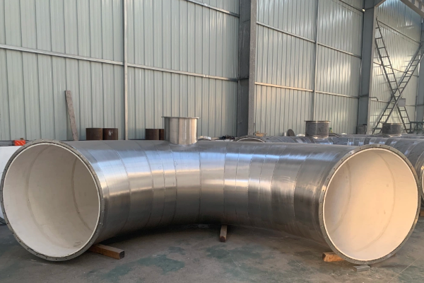 在工業(yè)生產(chǎn)中，物料輸送管道常常面臨磨損、腐蝕和高溫等復(fù)雜工況的挑戰(zhàn).為了滿足這些苛刻條件,物料管304管道+95氧化鋁陶瓷的組合應(yīng)運而生...